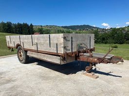 Landwirtschaftlicher Anhänger / Wagen an Traktor