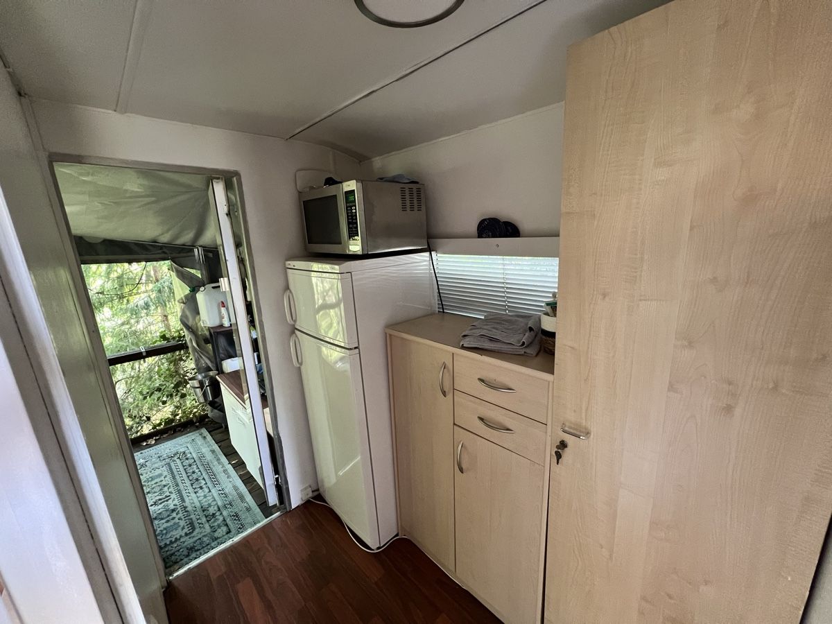 Véhicules de camping: Wohnwagen mit Ausstattung – Défectueux à Münsingen par MCMLXXXI 4