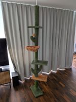 Kratzbaum mit mehreren Ebenen und Spielzeug, fast neu