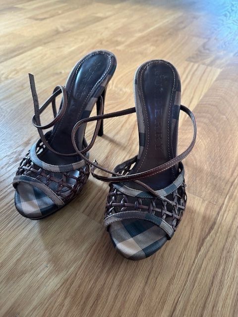 Burberry Damenschuhe: Burberry Sandalen 38.5 – Gebraucht aus Hochdorf von lefaho