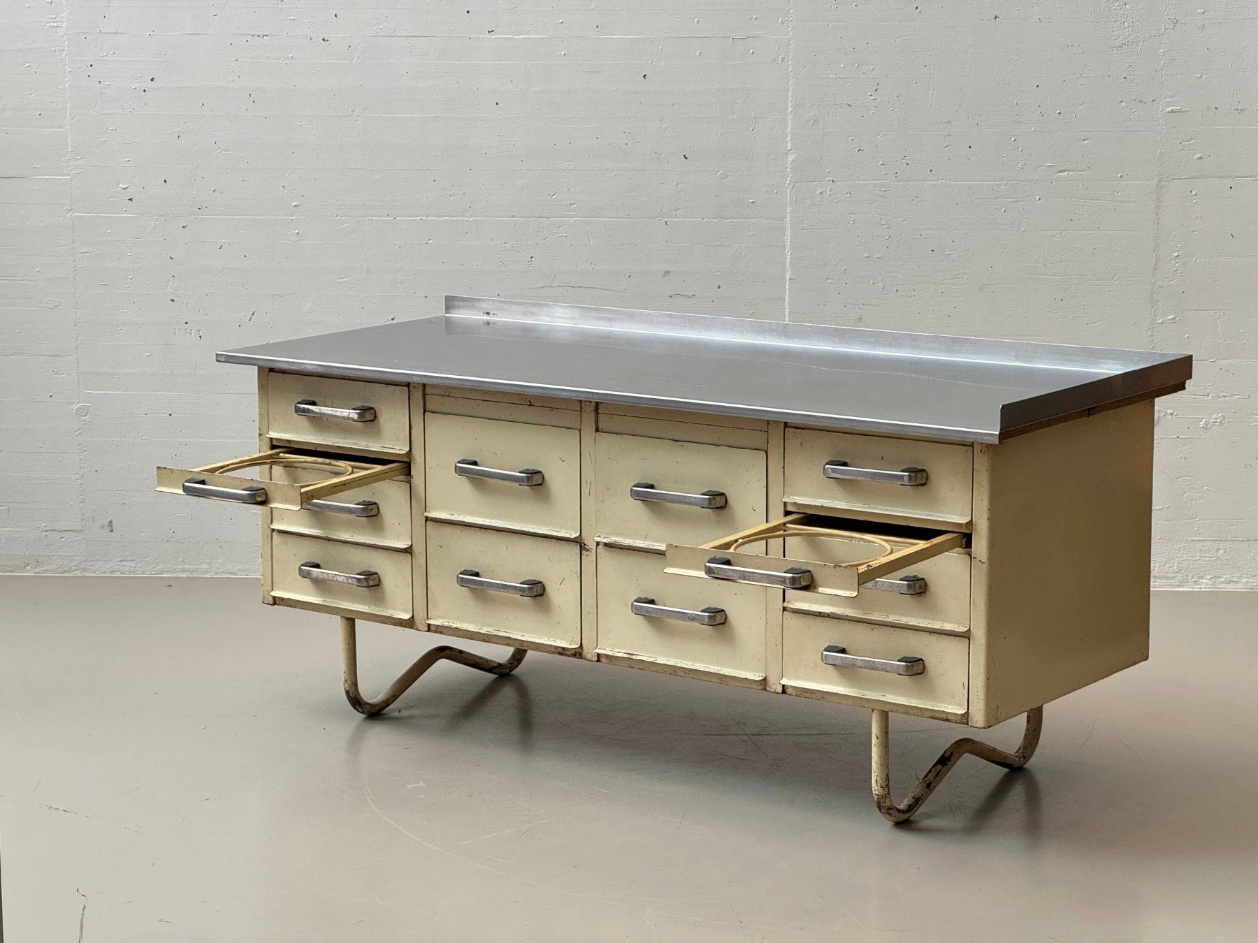 Kommoden: Industrie-Sideboard mit Edelstahlplatte, Ateliermöbel – Gebraucht aus Zürich von LeMoege 1