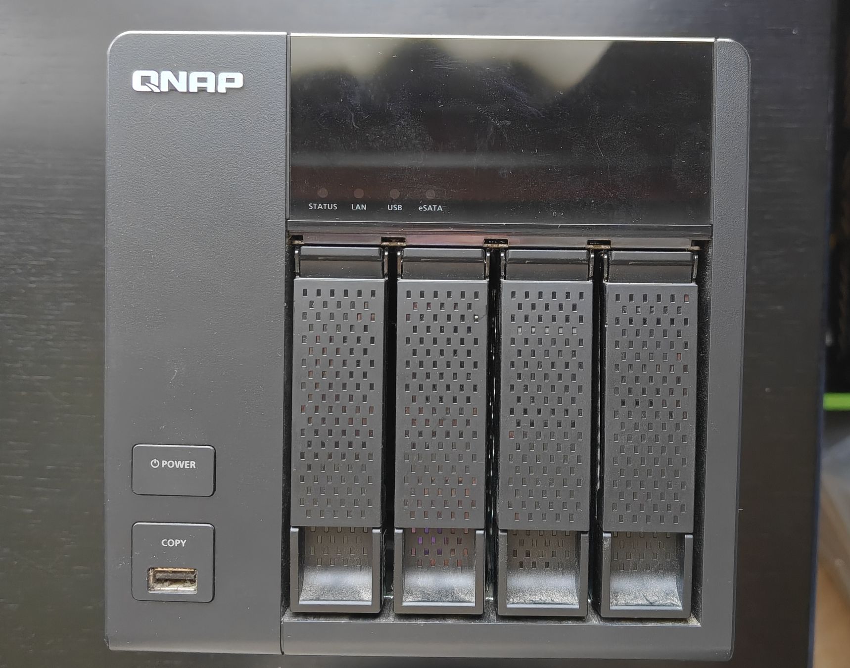 QNAP NAS System mit 4 x 2.0TB WD Red Festplatten gebraucht (Gebraucht ...