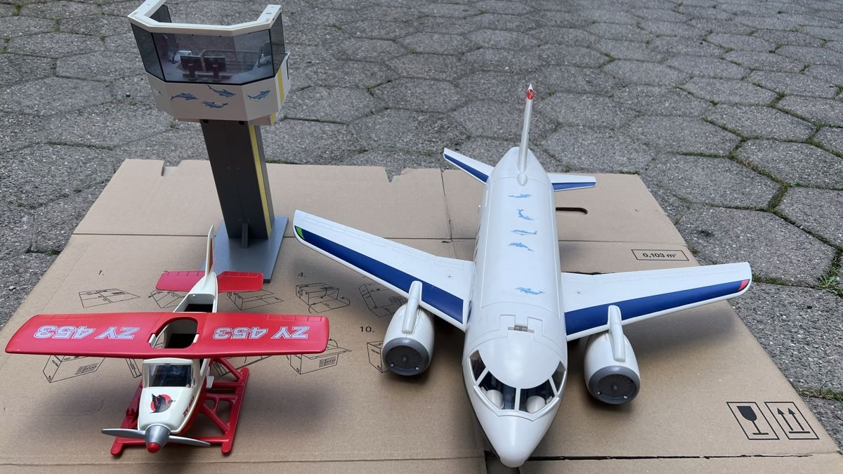Playmobil Spielzeuge: Playmobil Flugzeuge mit Tower  – Gebraucht aus Wohlen AG von Grisu_4