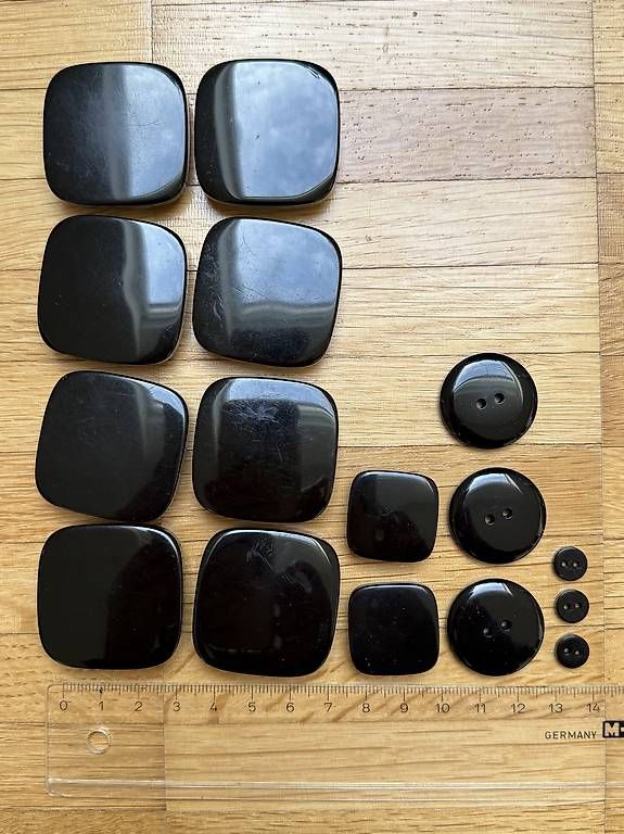 Bottoni: Knopf-Set schwarze Knöpfe – Usato da Pfäffikon ZH venduto da pez_878m