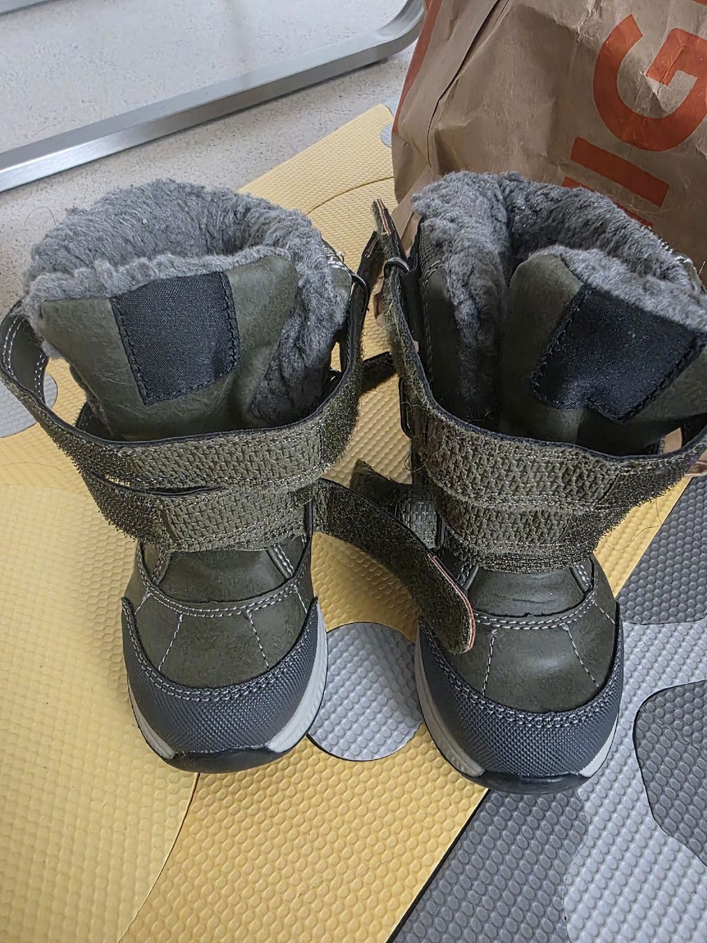 Scarpe per ragazzi: Schuhe Winter Grösse 25 – Usato da Zürich venduto da Allek