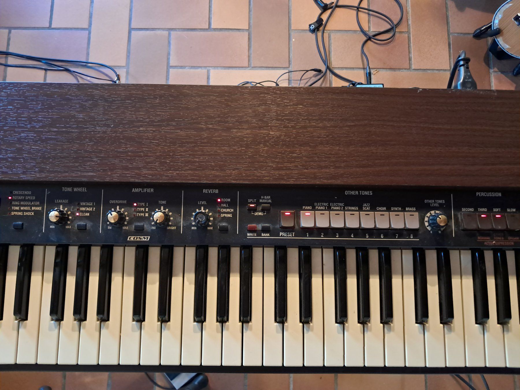 Roland Strumenti musicali: ROLAN VK-8 - ORGUE HAMMOND / CLAVIER PROFESSIONNEL – Usato da Aigle venduto da bas_kqp7
