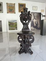 Geschnitzter antiker Stuhl