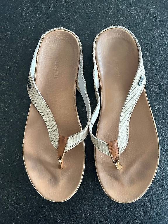Scarpe da donna: Bugatti sandalen flip flops aus Leder 39 – Usato da Leuzigen venduto da nora999