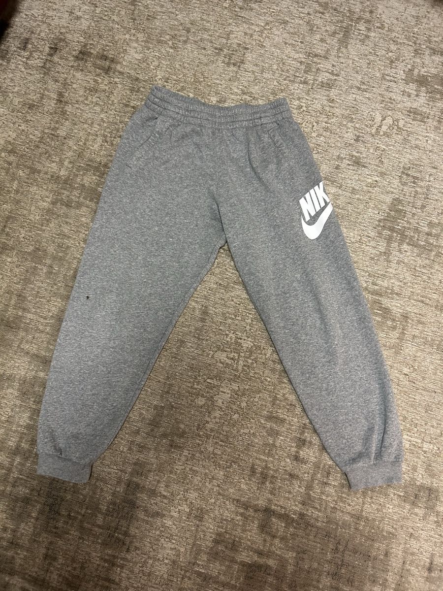 Nike Hosen: jogging Nike gris, taille 158-170 – Gebraucht aus St-George von elena27