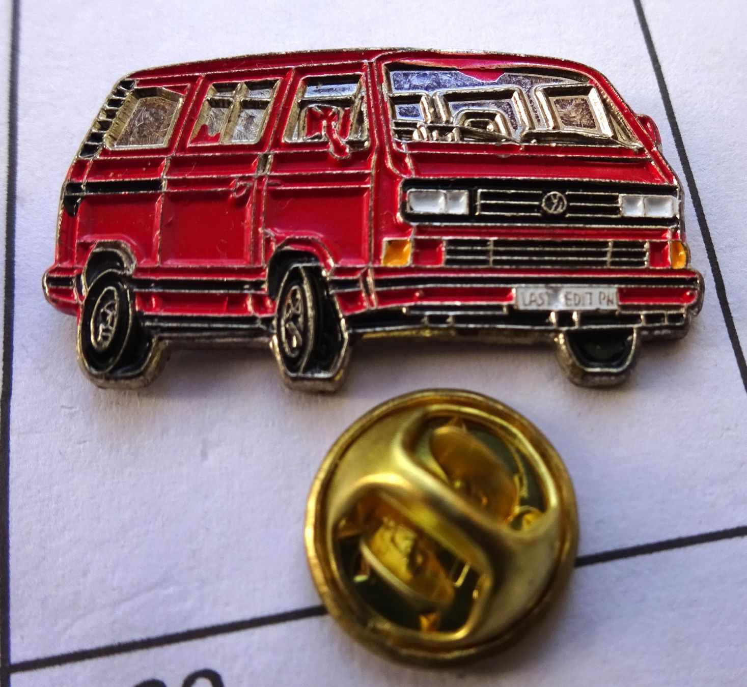 Placchette & Badge: Pin Auto  V W Bus – Usato da Utzenstorf venduto da BUtter81