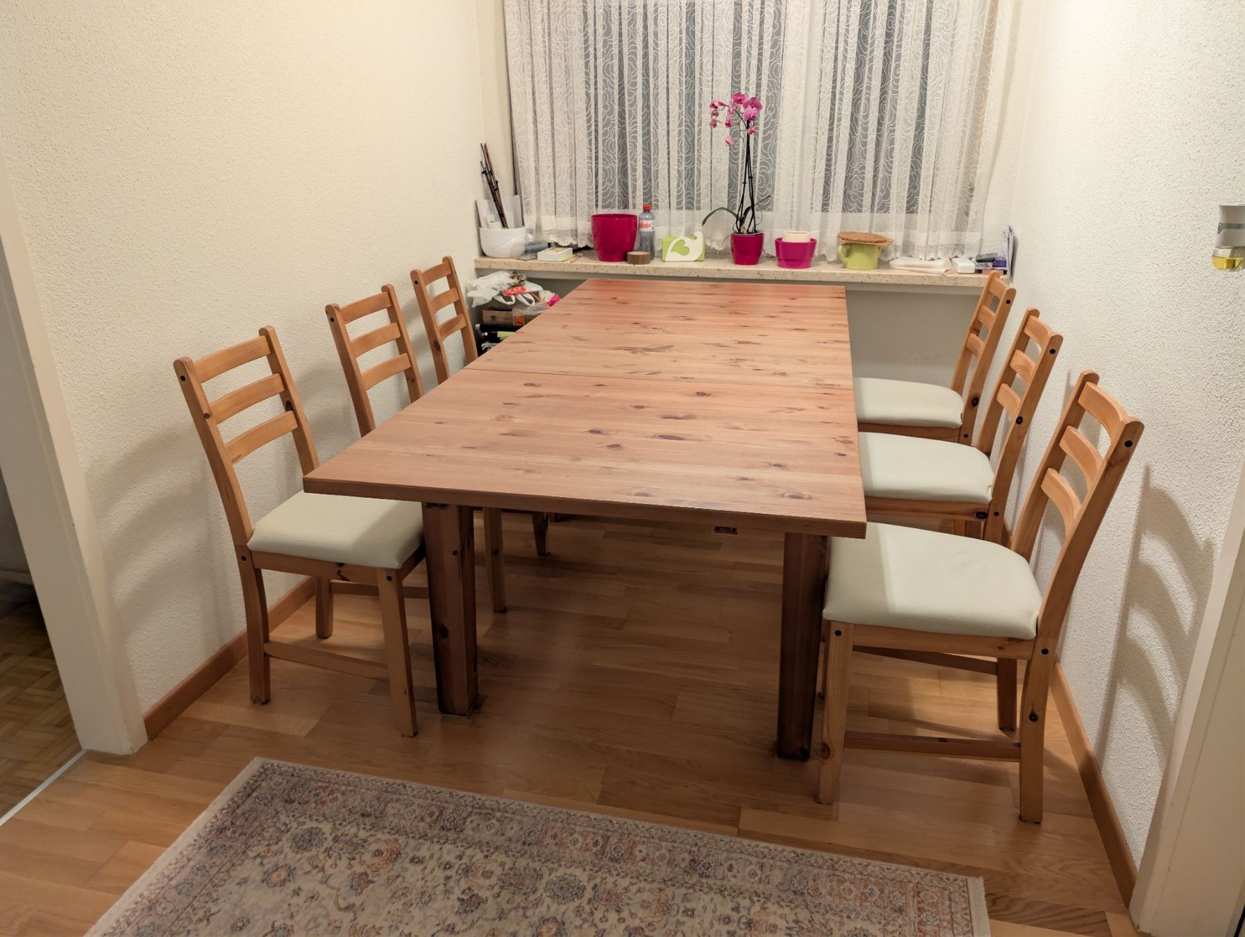 Set de table et chaises: Esstisch mit sechs Stühlen Holz hell – D'occasion à Dällikon par peacemaker1984 1