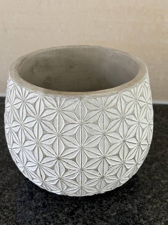 Vasi per fiori: Uebertopf Gefäss aus Beton – Usato da Bülach venduto da marspi 2