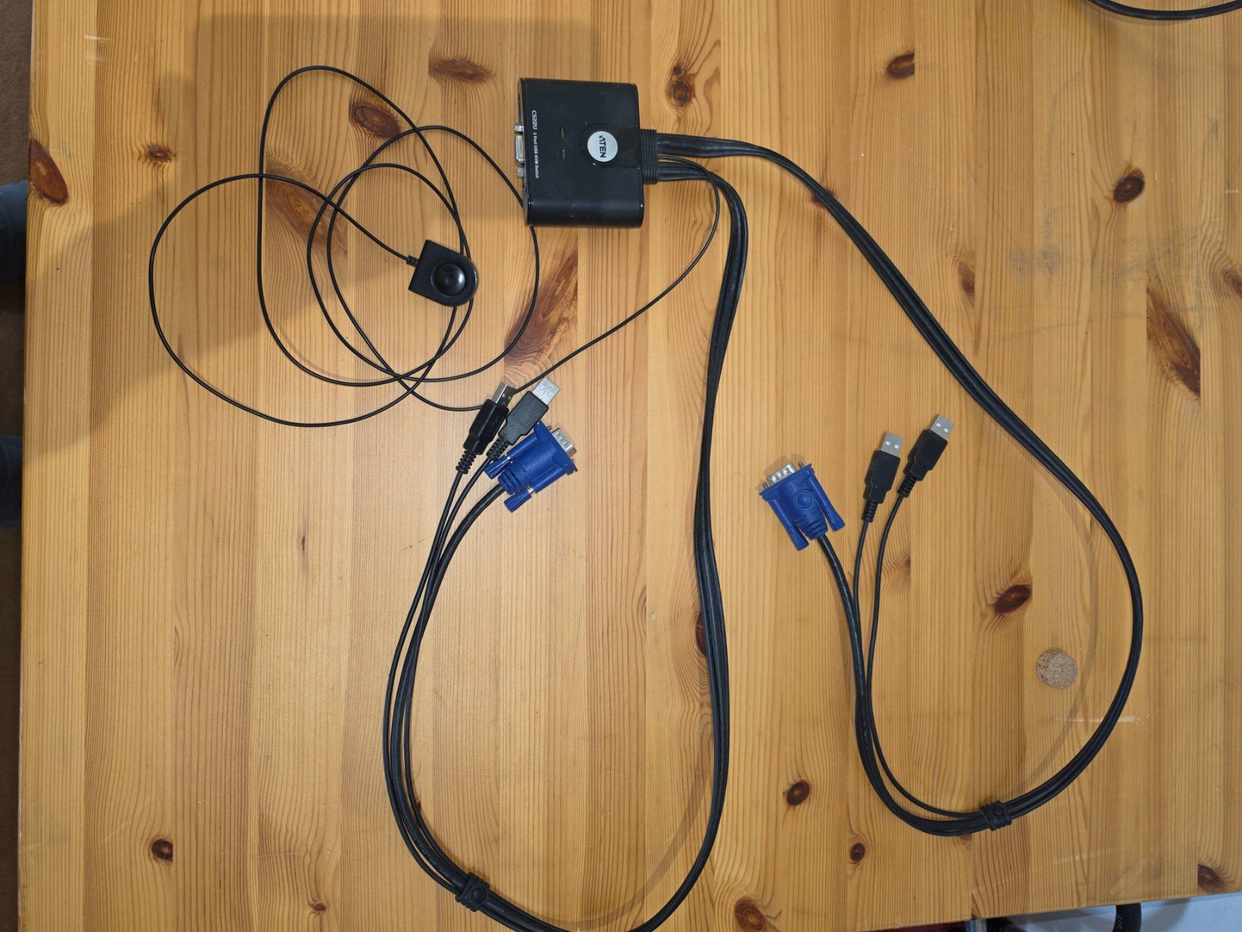 Hubs & Switches: ATEN CS22U 2 Port USB KVM Switch – Gebraucht aus La Tour-de-Peilz von Gbes