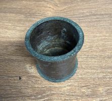 Antiker Bronzebecher verzierte Wandung guter Zustand