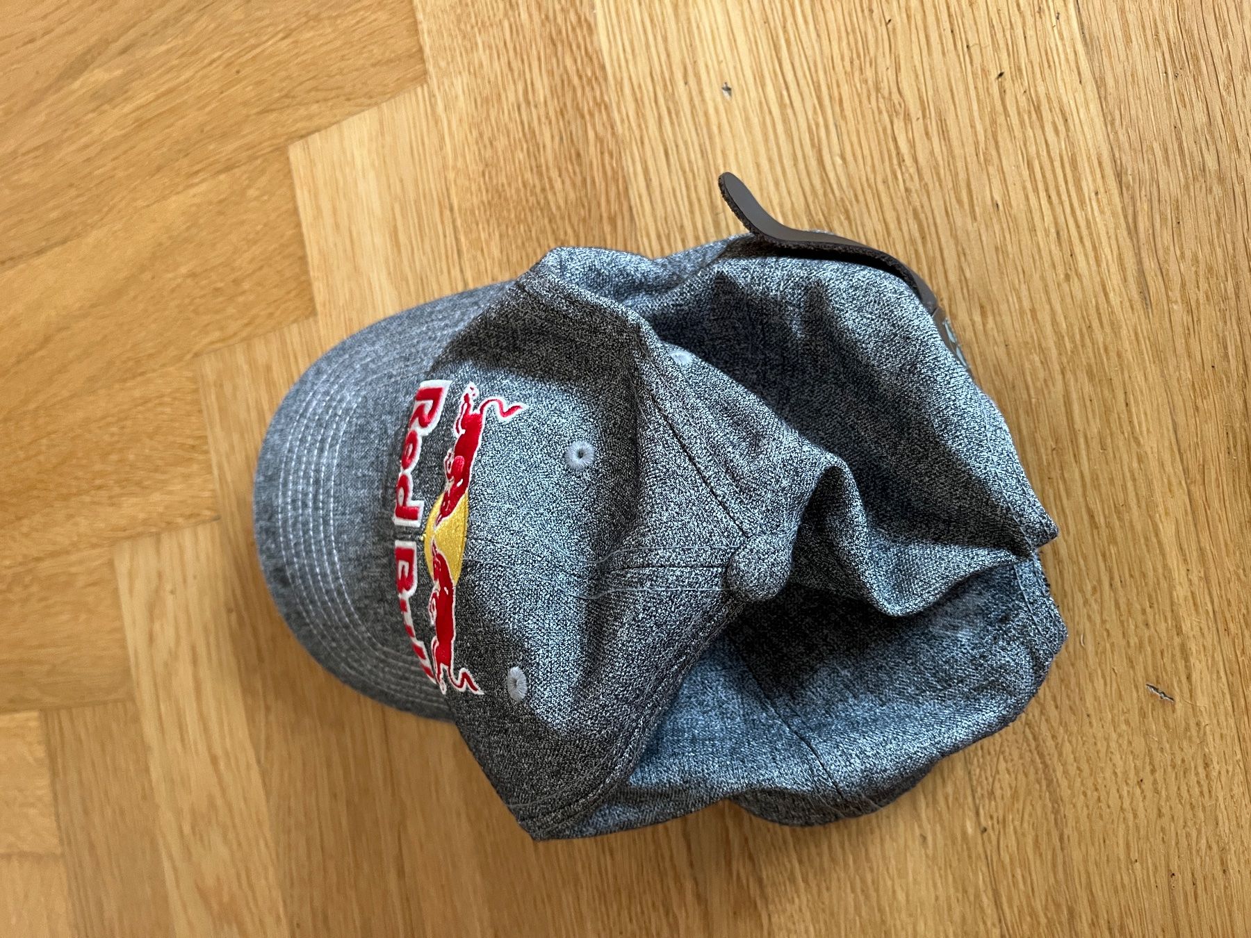 Red Bull Copricapi, berretti & cappellini: Red Bull Cap grau mit gestickten Logos – Usato da Zumikon venduto da bretxo 8