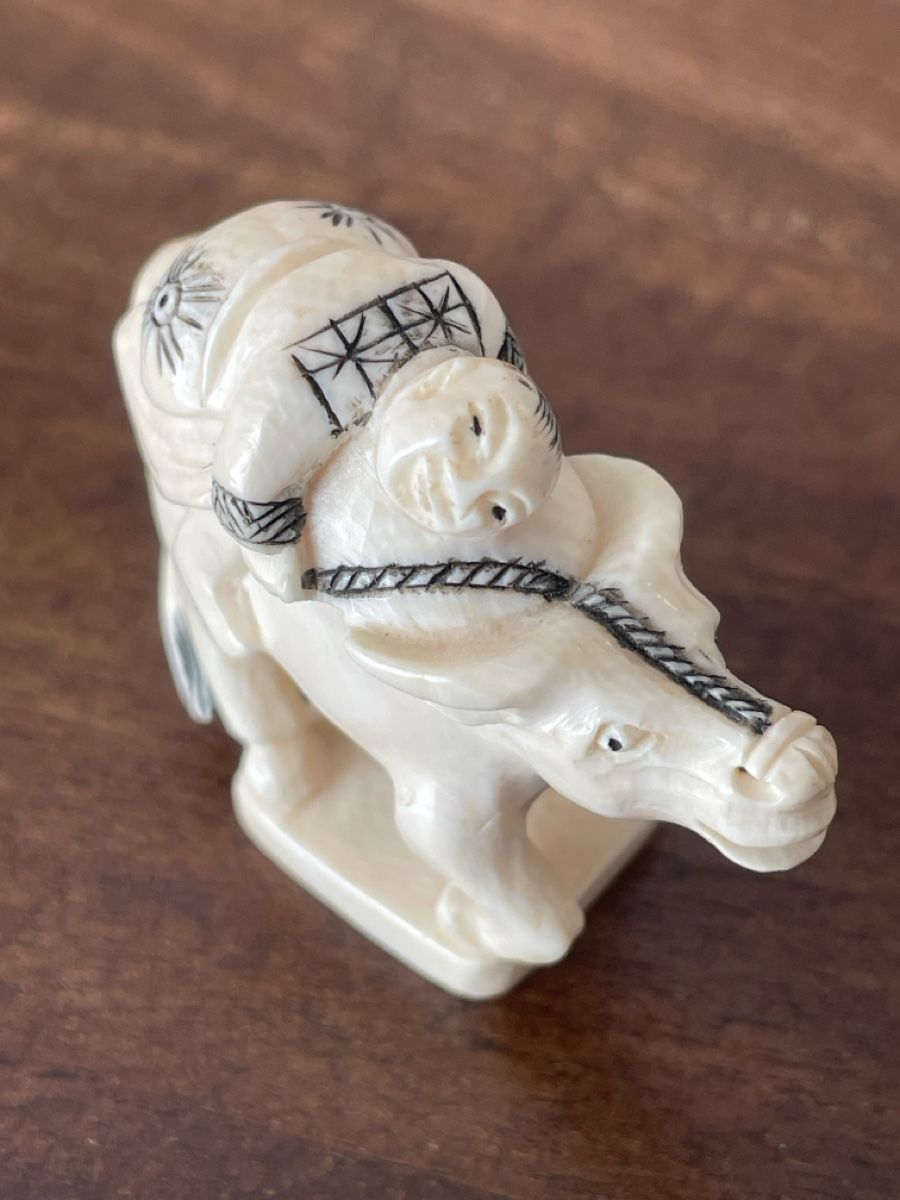 Statuette: Netsuke, Mann auf Wasserbüffel, signiert – Usato da Embrach venduto da Gauvain1 2