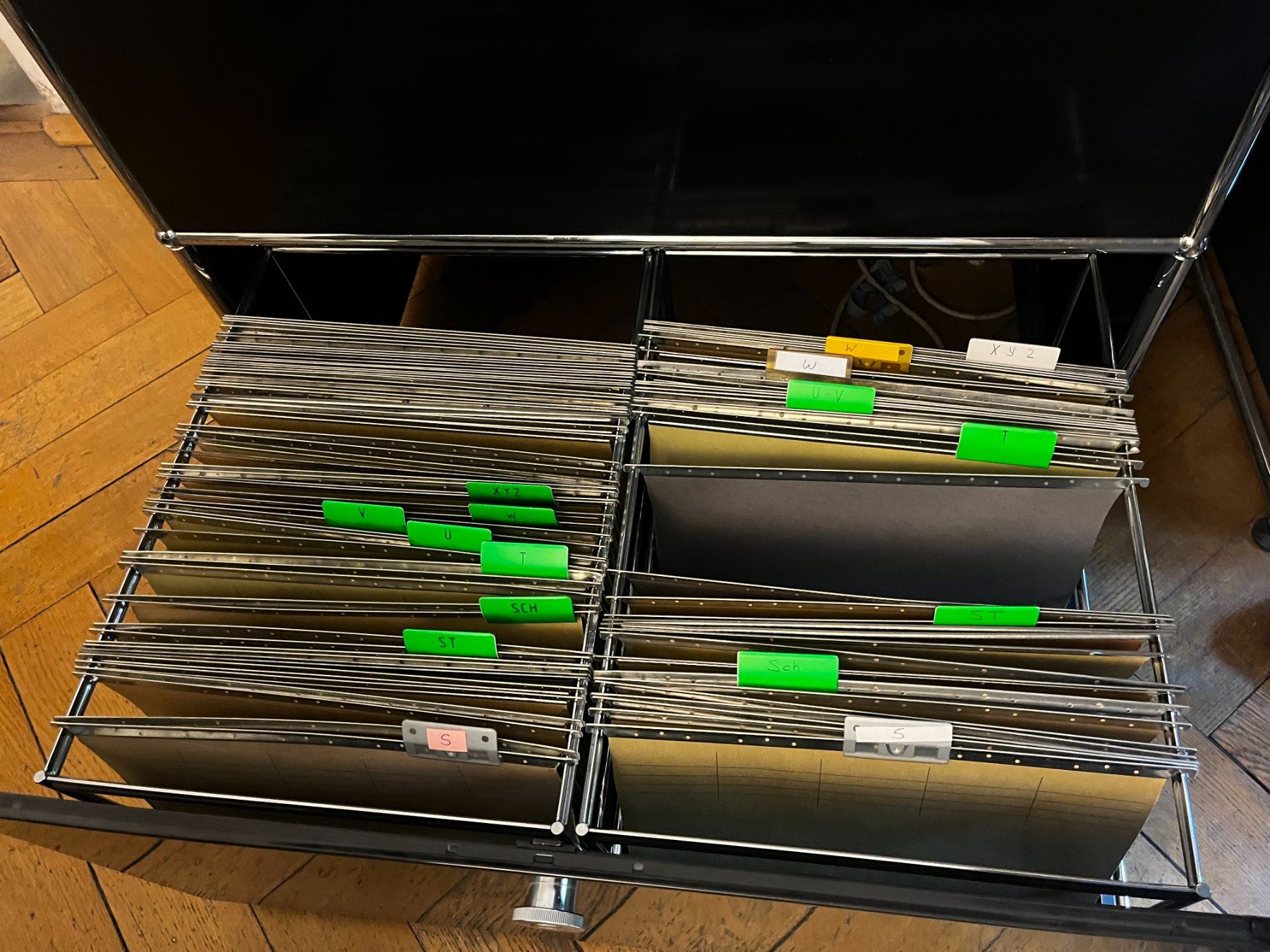 USM Cassettiere: USM Sideboard Kommode mit Hängeregisterschubladen schwarz – Usato da Zürich venduto da Allrounders 3