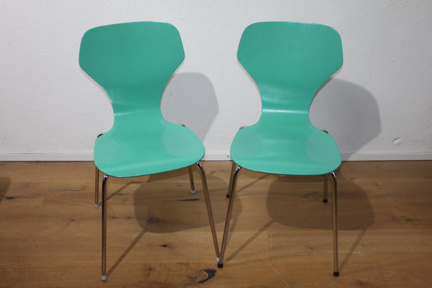 Phoenix Stühle: 2 Phoenix Stühle, Fritz Hansen – Gebraucht aus Glarus von Toni-Glarus