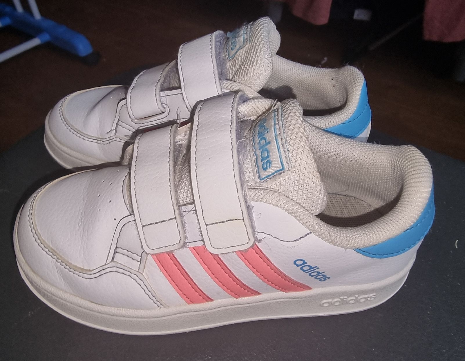 Adidas Chaussures garçon: Adidas Kinder Schuhe, Gr. 27 – D'occasion à Rifferswil par sandra0010