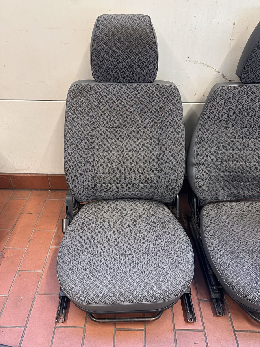 Land Rover Tutti pezzi di ricambio auto: Landrover Defender Sitze – Usato da Arlesheim venduto da cor_5rmw 2