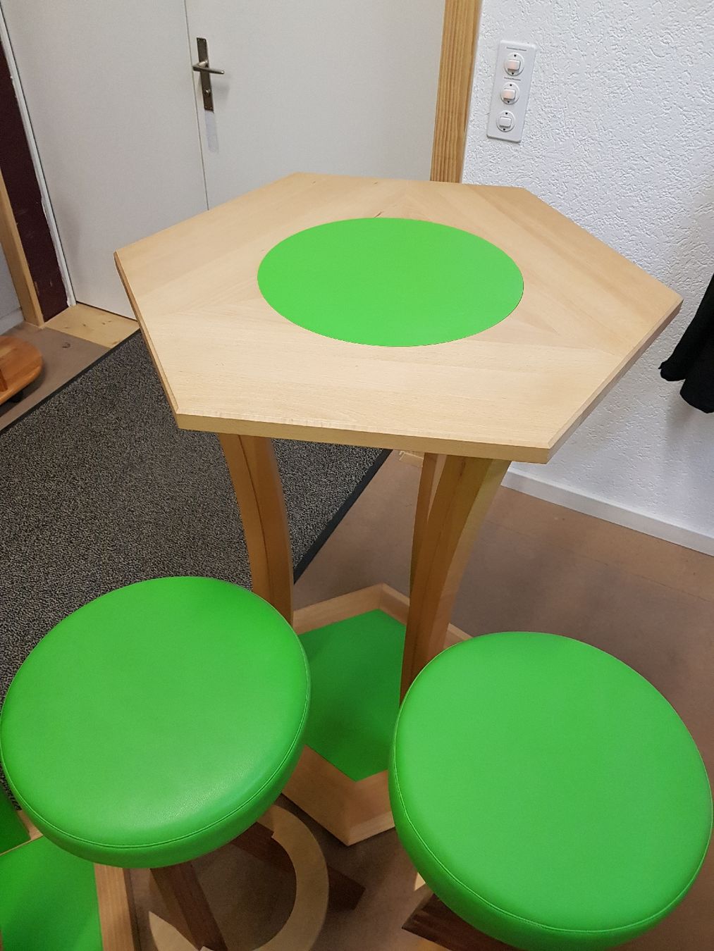 Tische: Bartisch mit Barhockern und Kleiderständer, helles Holz – Neu (gemäss Beschreibung) aus Malters von kesch92 4