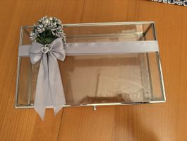 Dekorative Glasbox mit Schleife