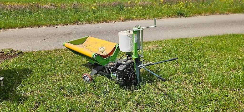 Tutte le macchine: Kleinrundballenpresse mit Wickler – Nuovo (secondo la descrizione) da Ganterschwil venduto da golfpilot 2