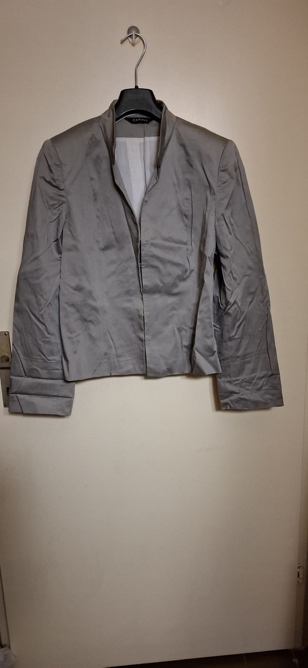 Caroll Giacche: veste gris satiné, Caroll, taille 44 – Usato da Lausanne venduto da GeoTrouvetou1952