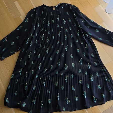 Schwarzes Sommerkleid mit Kaktusprint, Grösse S, neuwertig