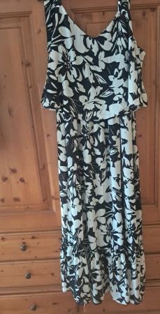 Maxikleid Blumenmuster schwarz weiss Grösse 48/50