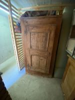 Armoire rustique ancienne en bois massif, probablement XVIII