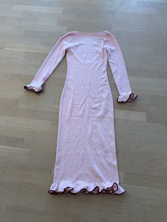 Rosa Maxi-Strickkleid mit tiefem Rückenausschnitt & Rüschen 