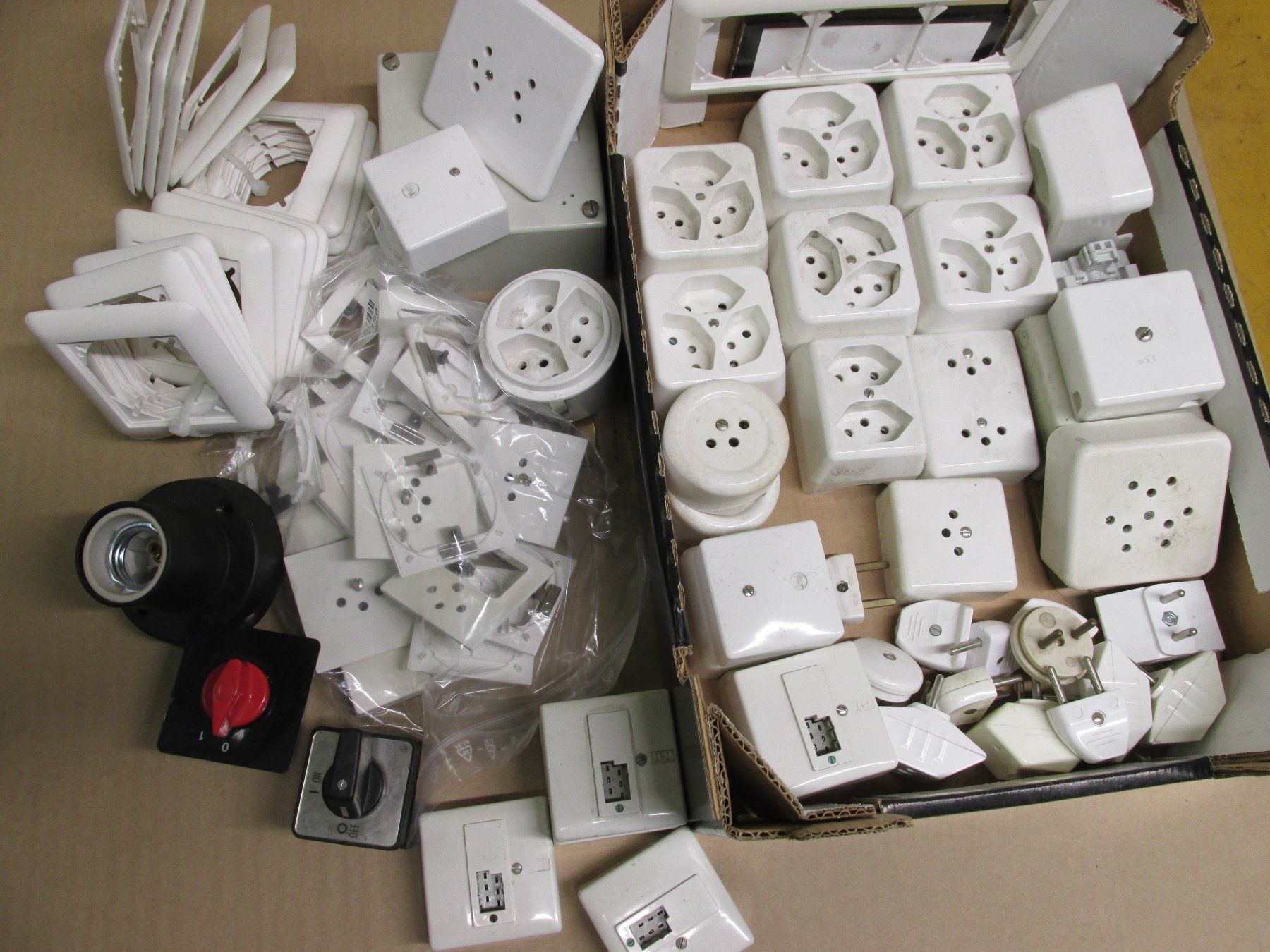 Feller Spine: Elektro Installationsmaterial Steckdosen Stecker Schalter – Usato da Aeschau venduto da Nianho 2