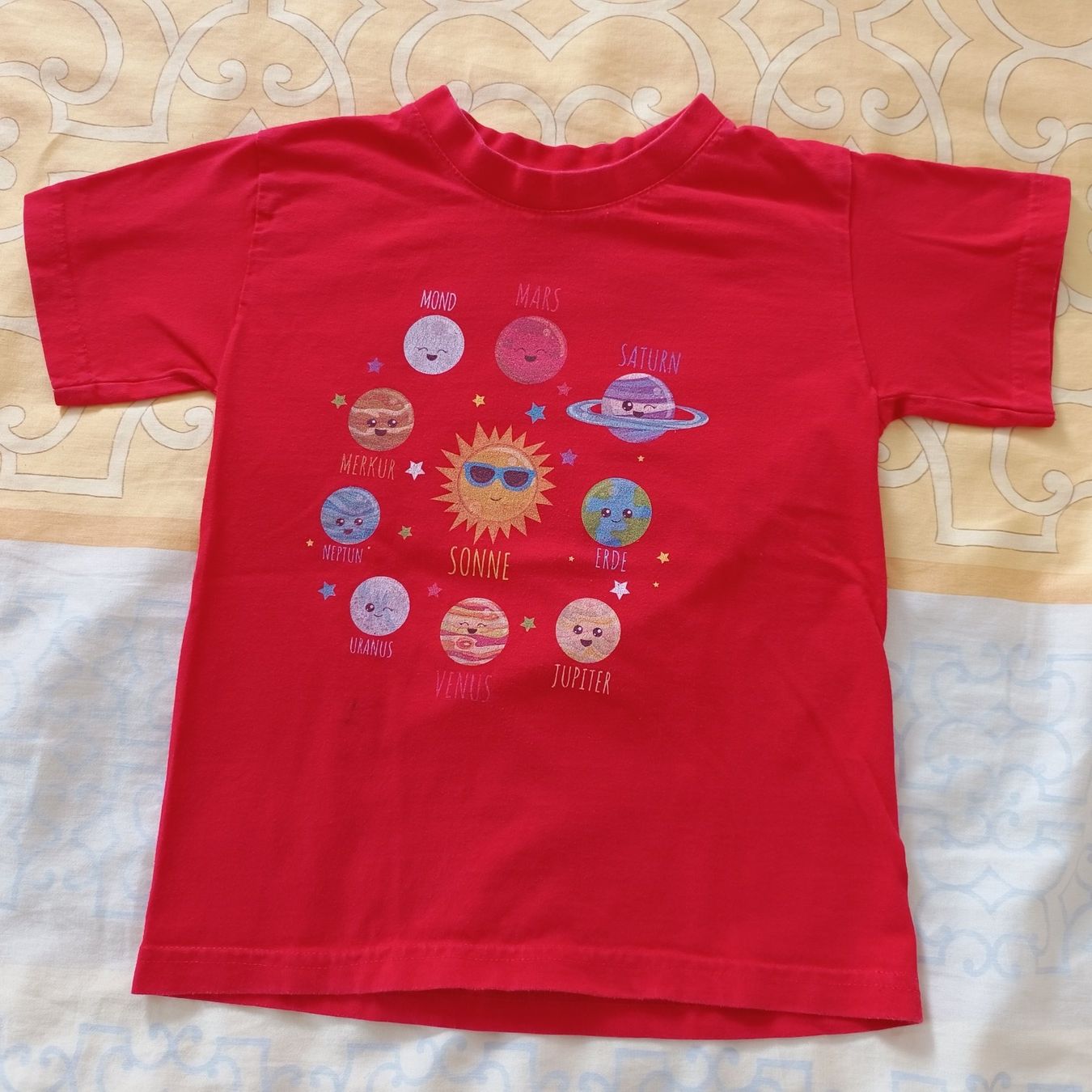 T-shirt: T-Shirt Planeten Gr. 110/116 – Usato da Emmetten venduto da Hornberger