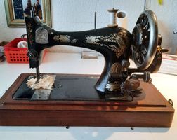 Antike SINGER Nähmaschine mit Zubehör