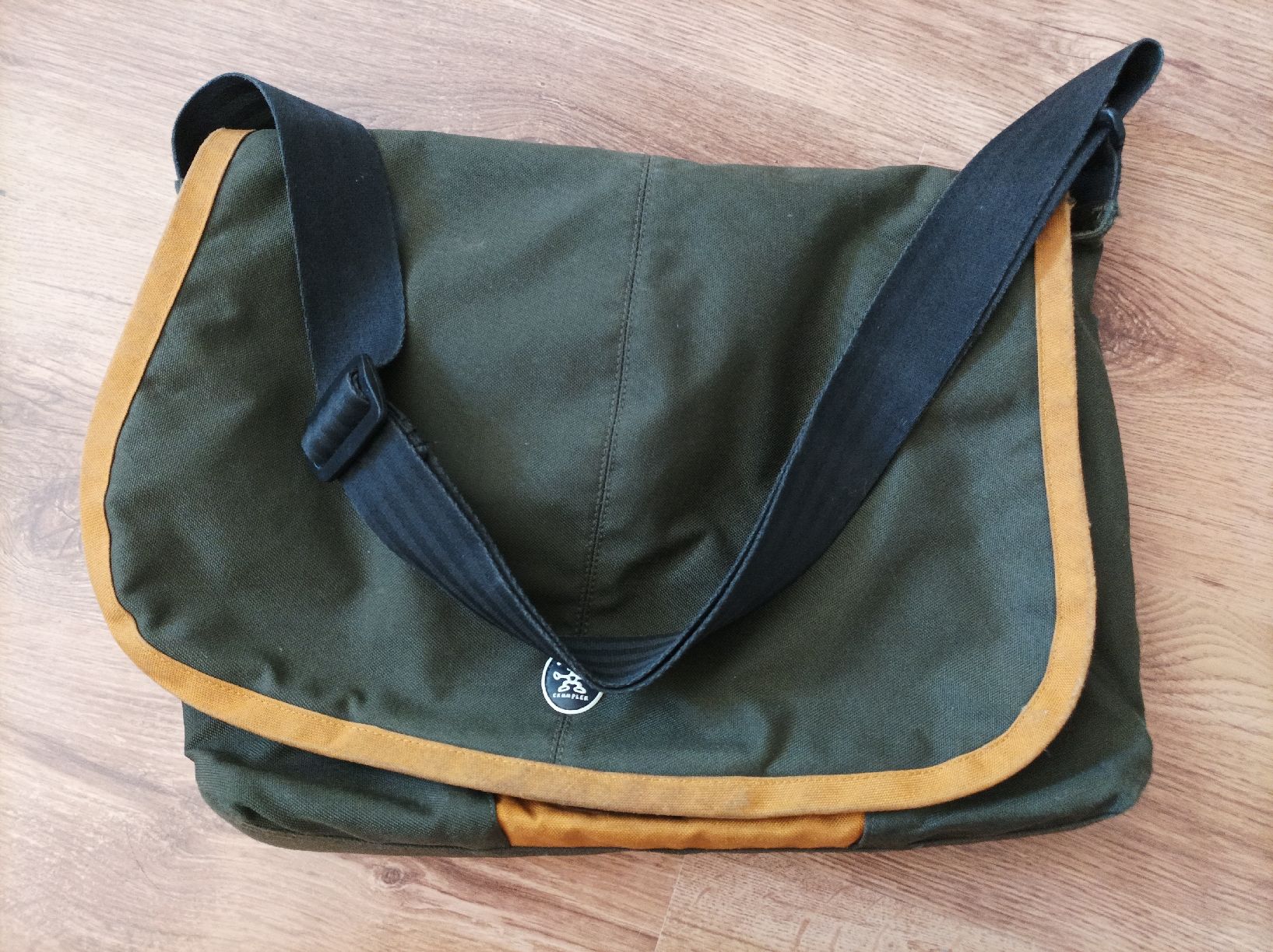 Crumpler Borse: Sacoche PC portable - Crumpler Olive/Orange - – Usato da La Chaux-de-Fonds venduto da AbsintheBilly
