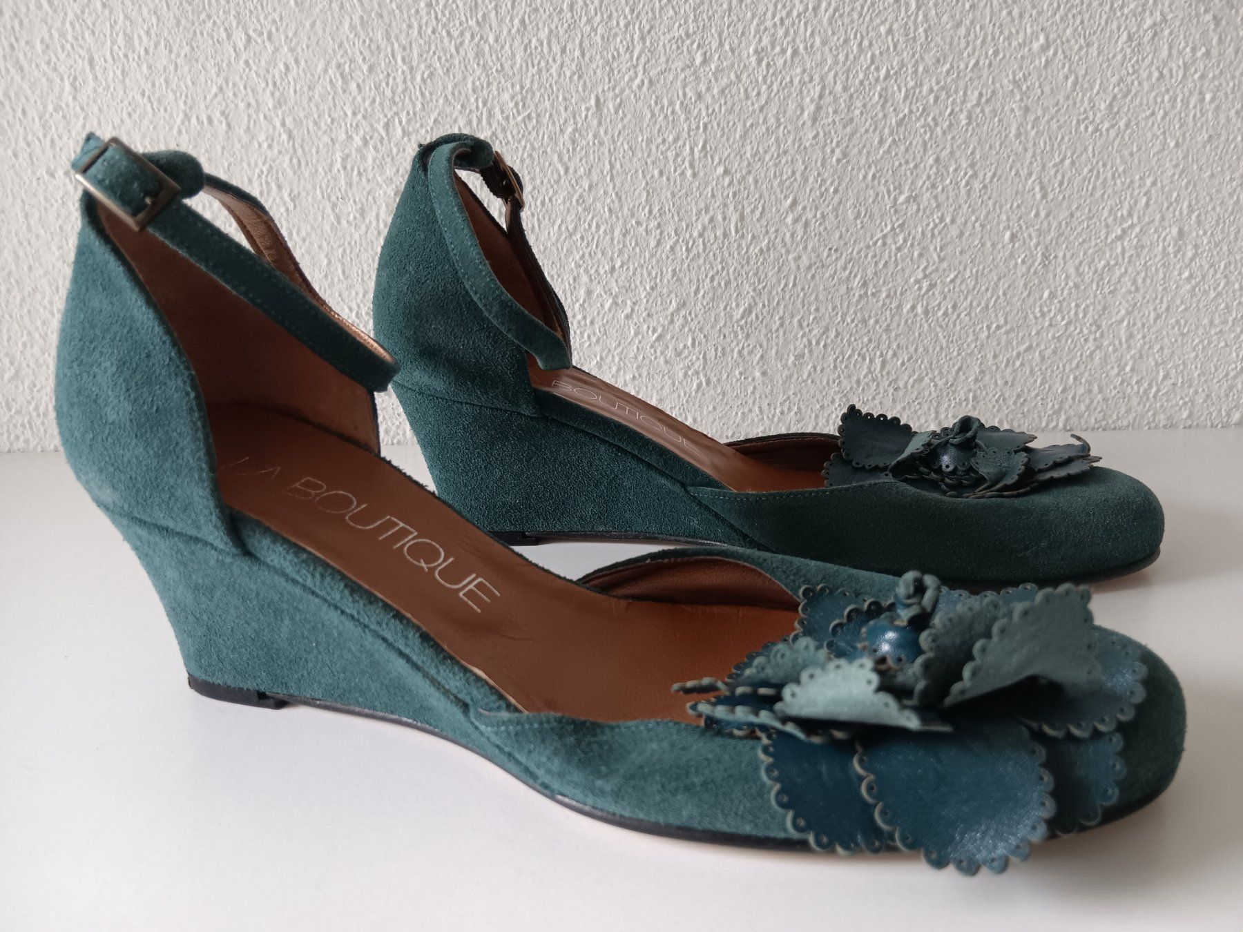 Scarpe da donna: LA BOUTIQUE Chaussures / Schuhe pointure / Nummer 37 – Usato da Cossonay-ville venduto da Super-Price-Quality 1