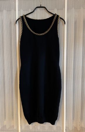LBD - Schwarzes Strickkleid mit Goldkette, Grösse 40, Wolle