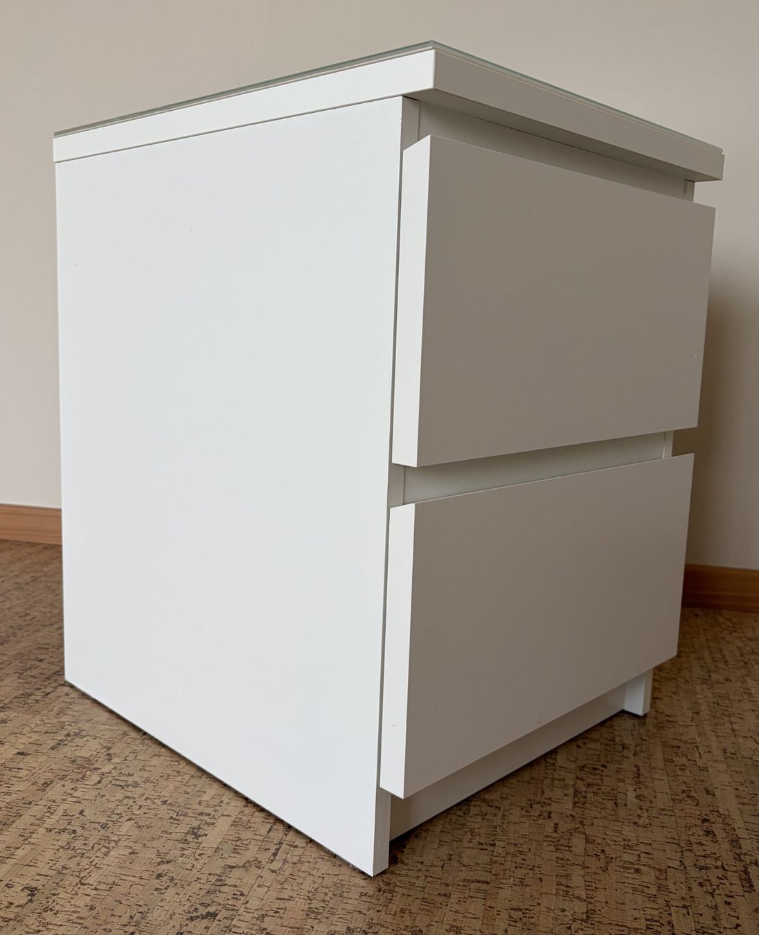 Ikea Comodini: Nachttisch mit 2 Schubladen und Glasabdeckung – Usato da Oberurnen venduto da rol_d5yj