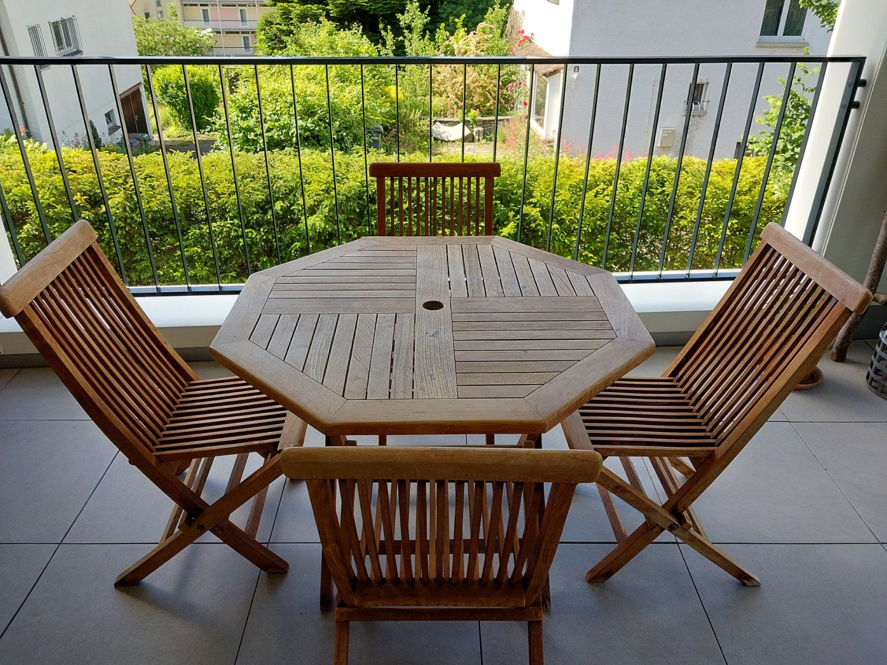 Set di tavolo e panche: Holz Gartentisch mit 4 Klappstühlen – Usato da Zürich venduto da 7078
