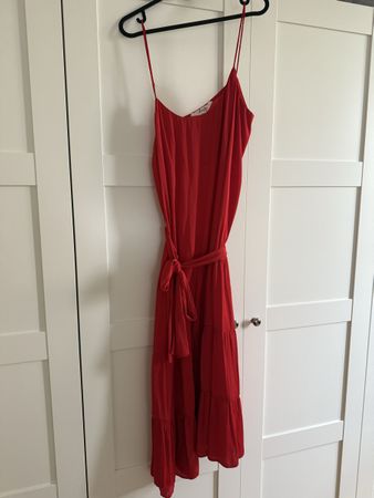 Rotes Kleid noch nie getragen, leider zu gross