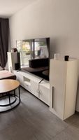 Weißes TV-Möbel mit Wandhalterungen – CHF 100