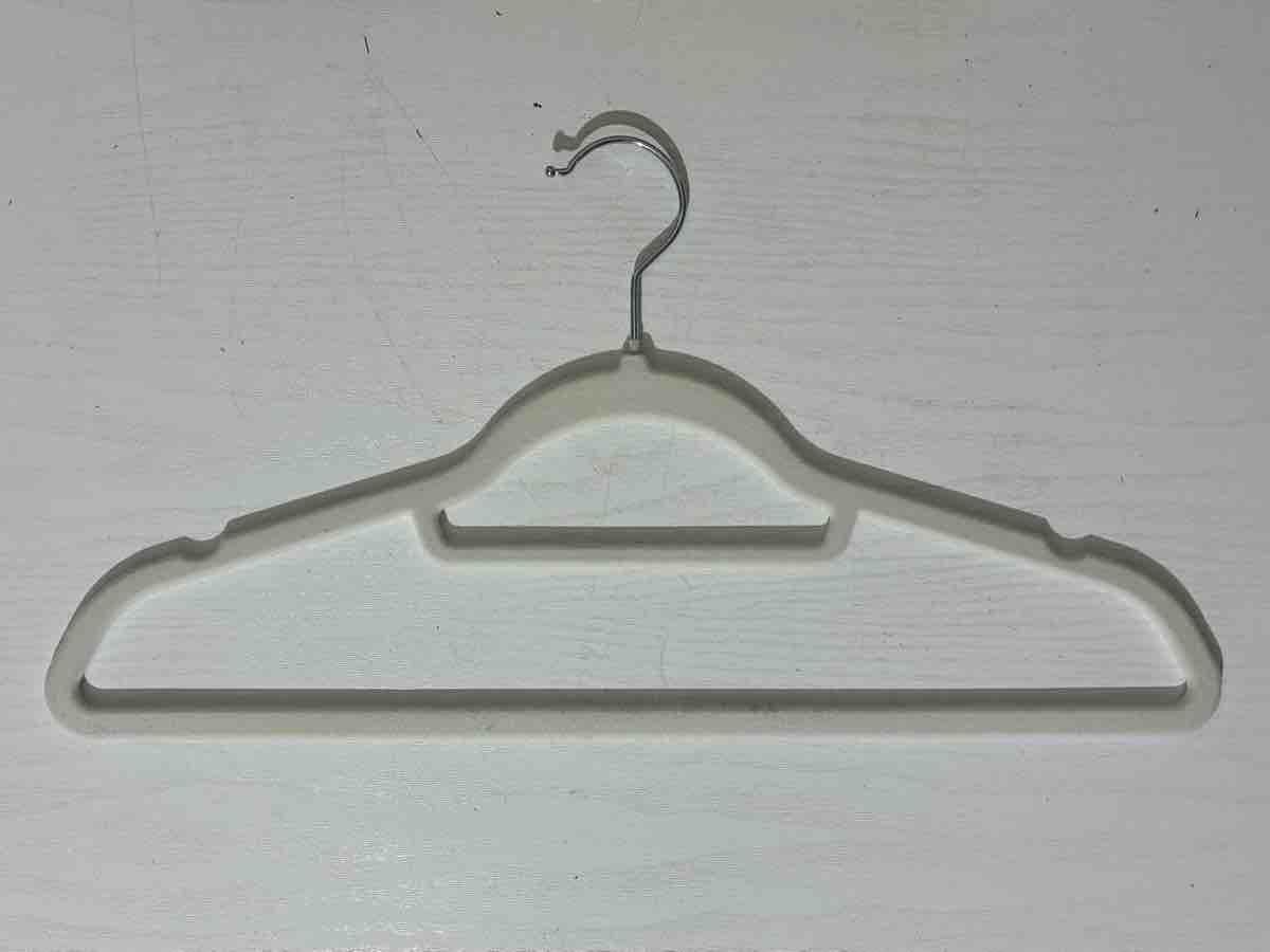 Appendiabiti: Cintres Songmics Beyond Basic blanc, neufs 50 pièces – Nuovo e nell'imballaggio originale da Confignon venduto da Passion_Grenat 2