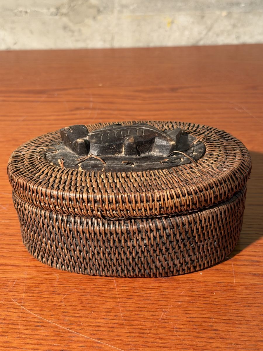 Barattoli: Unique Vintage Wicker Boxes with Carved Stone Details – Usato da Lausanne venduto da vas_mbk2 2