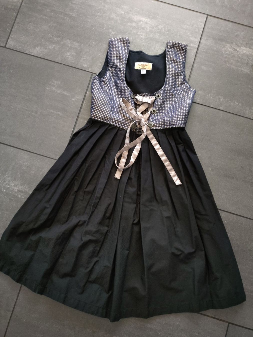 Vestiti & Gonne: Dirndl von AlmandaTrachten Gr. 152 – Usato da Mönchaltorf venduto da Kafibohne26 1