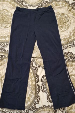 Dunkelblaue Sporthose mit weissem Seitenstreifen
