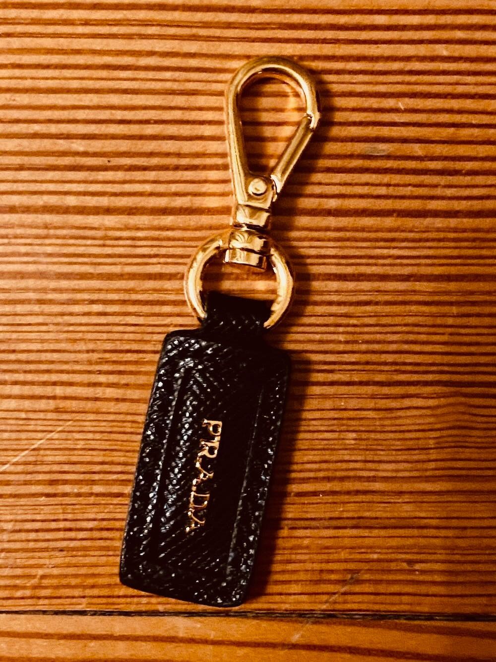Prada Ciondoli: Schmuck-Anhänger Prada – Nuovo (secondo la descrizione) da Zürich venduto da xxxts012