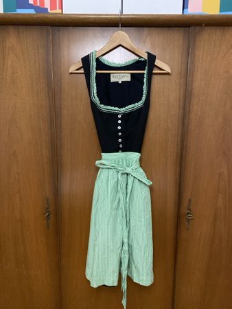 Schwarzes Dirndl von Hochalm mit grün karierter Schürze