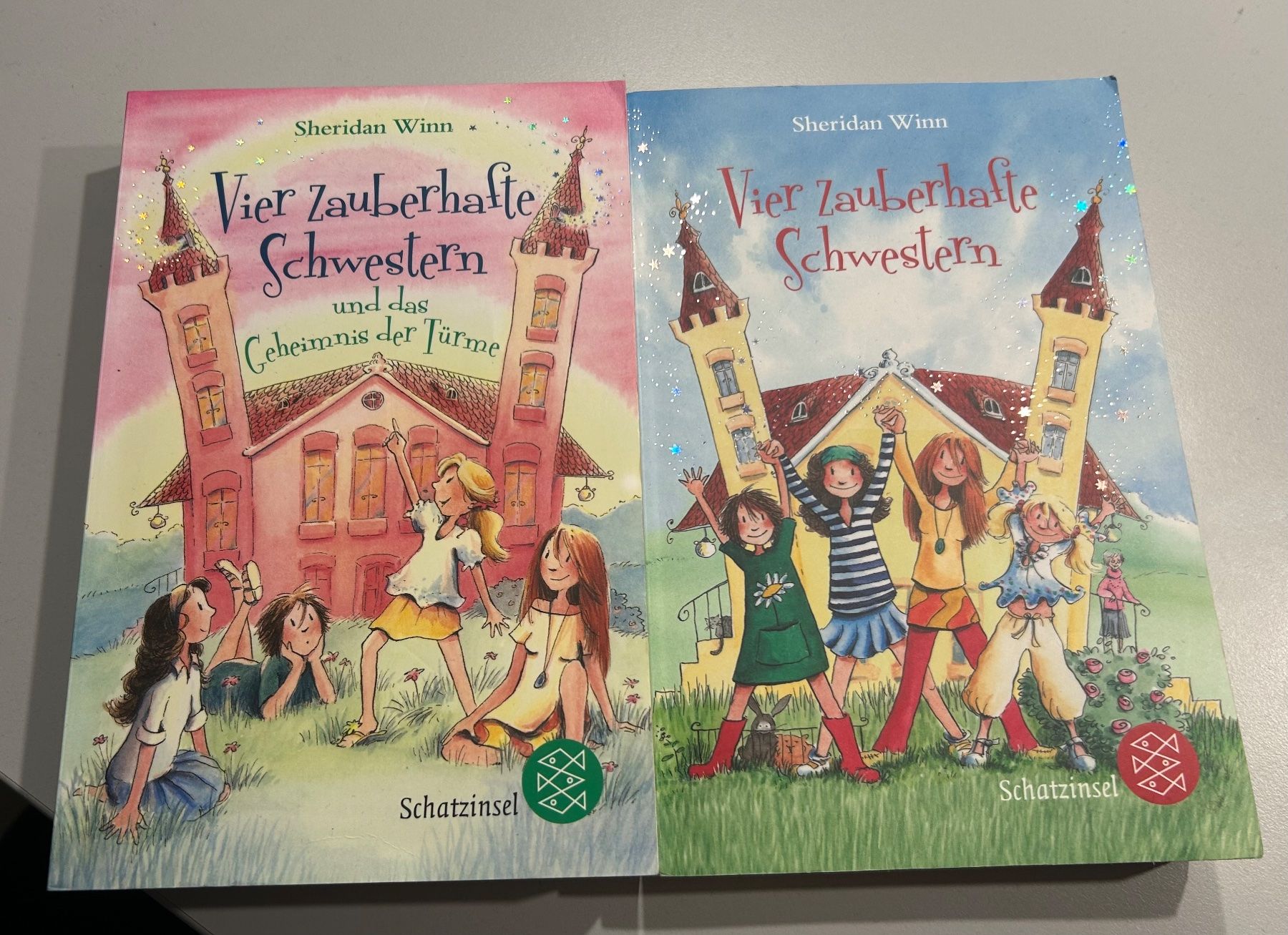 Libri: 2 Bücher Vier zauberhafte Schwestern – Usato da Bassersdorf venduto da Shelby70