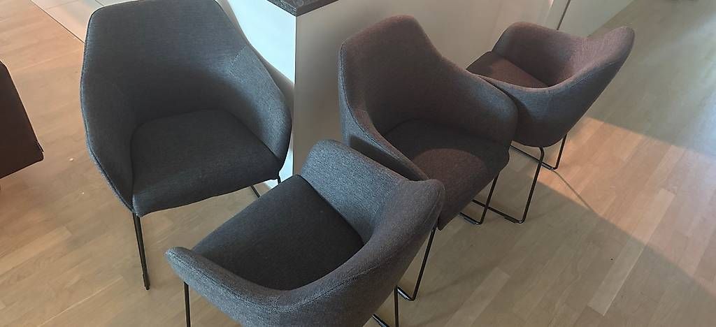 Chaises: 4 Stühle grau Stoff Metallgestell – D'occasion à Glattbrugg par bry_5rd9
